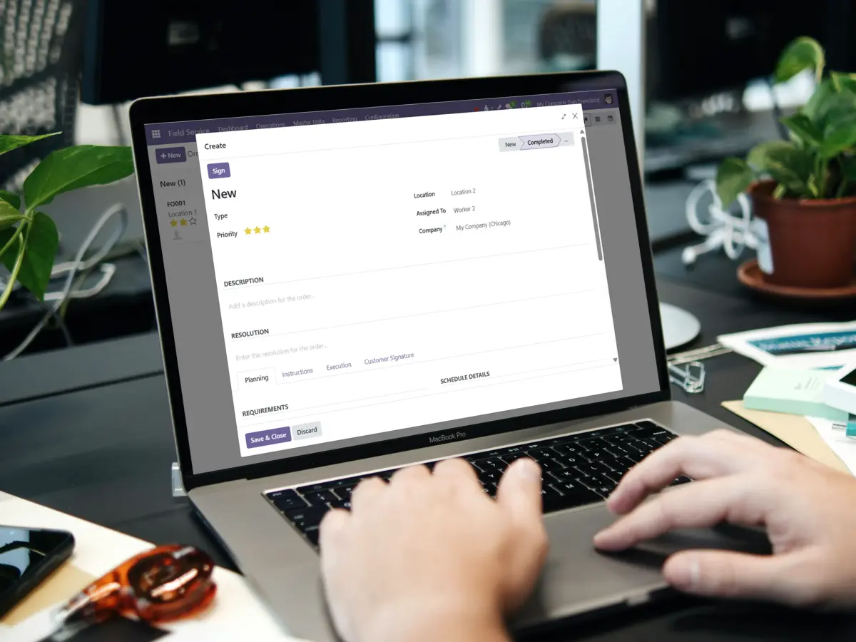 Un ordenador que muestra cómo una persona utiliza la aplicación de servicios de campo