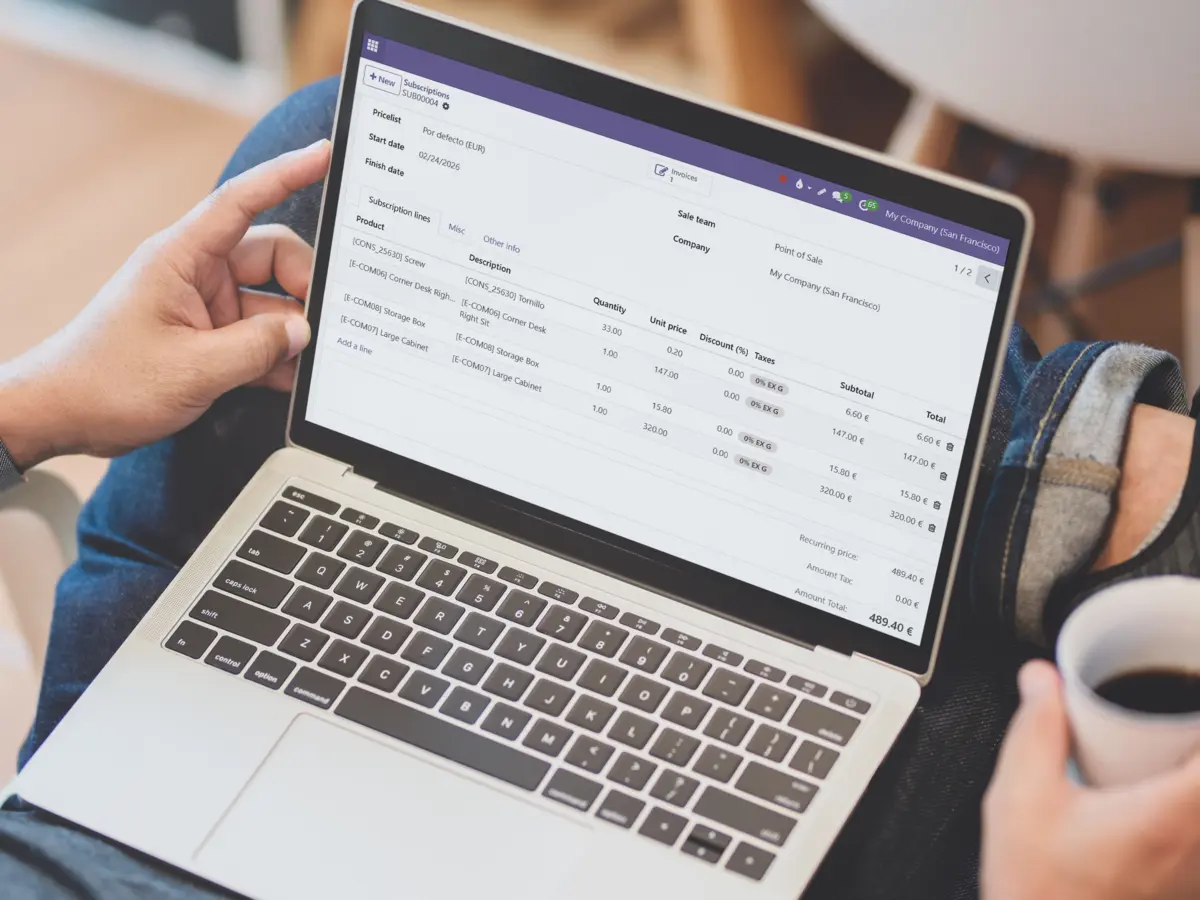 Un ordenador en el que una persona está mirando la pantalla principal de la aplicación de suscripción