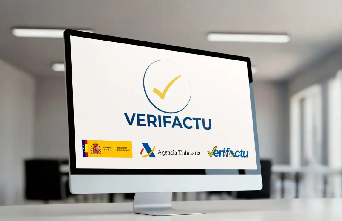 Pantalla de ordenador en la oficina con el logotipo de Verifactu