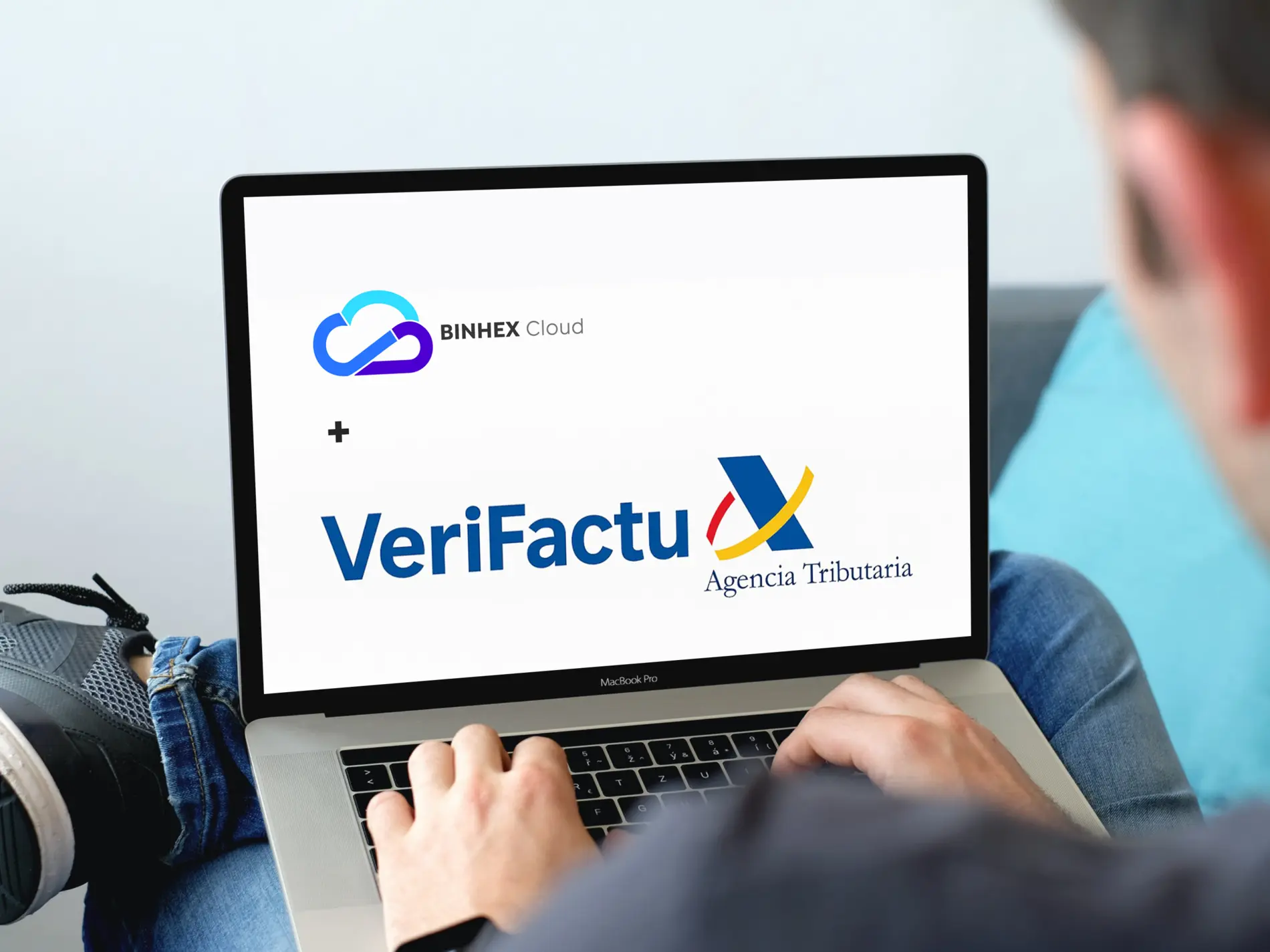 Persona usando una computadora portátil con los logotipos de Binhex Cloud y Verifactu.